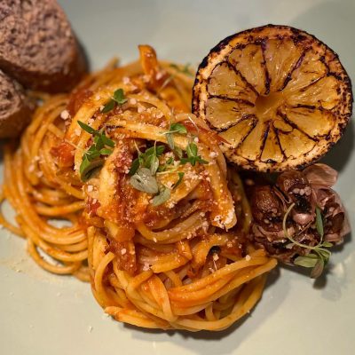 Blæksprutte i spansk tomatsauce med spaghetti