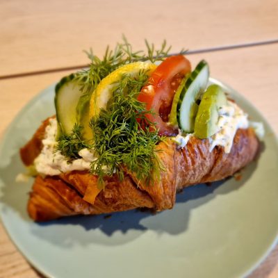 Croissanter med jomfruhummerhale-salat