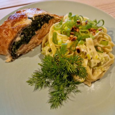 Indbagt laks med frisk pasta i porrecreme Indbagt laks med frisk pasta i porrecreme
